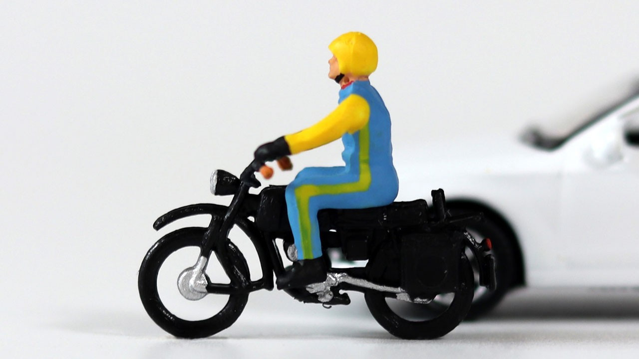 Motosiklet otomobili solladı