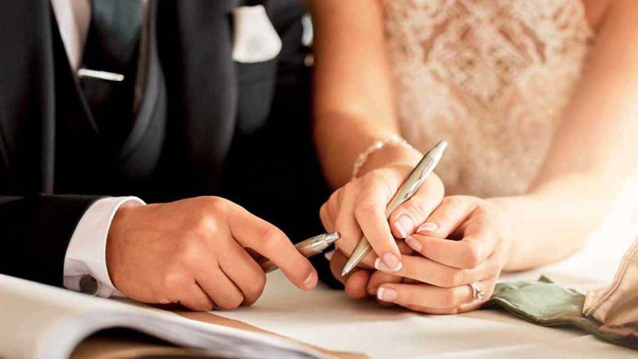Kanun maddesi iptal edildi, muamma sürüyor: Evlenen kadın kendi soyadını kullanabiliyor mu?