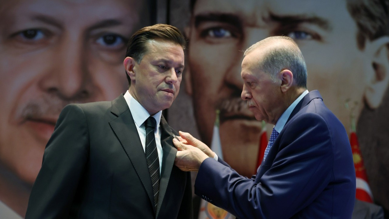 Nebi Hatipoğlu, AK Parti'ye katıldı: Rozetini Erdoğan taktı