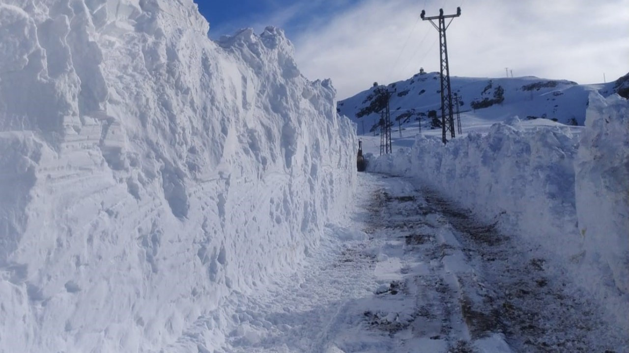 Hakkari'de 132 yerleşim yerinin yolu kapandı