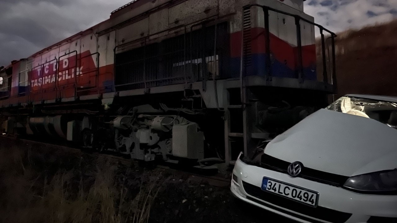 Diyarbakır’da lokomotif otomobile çarptı: 2’si ağır 5 yaralı
