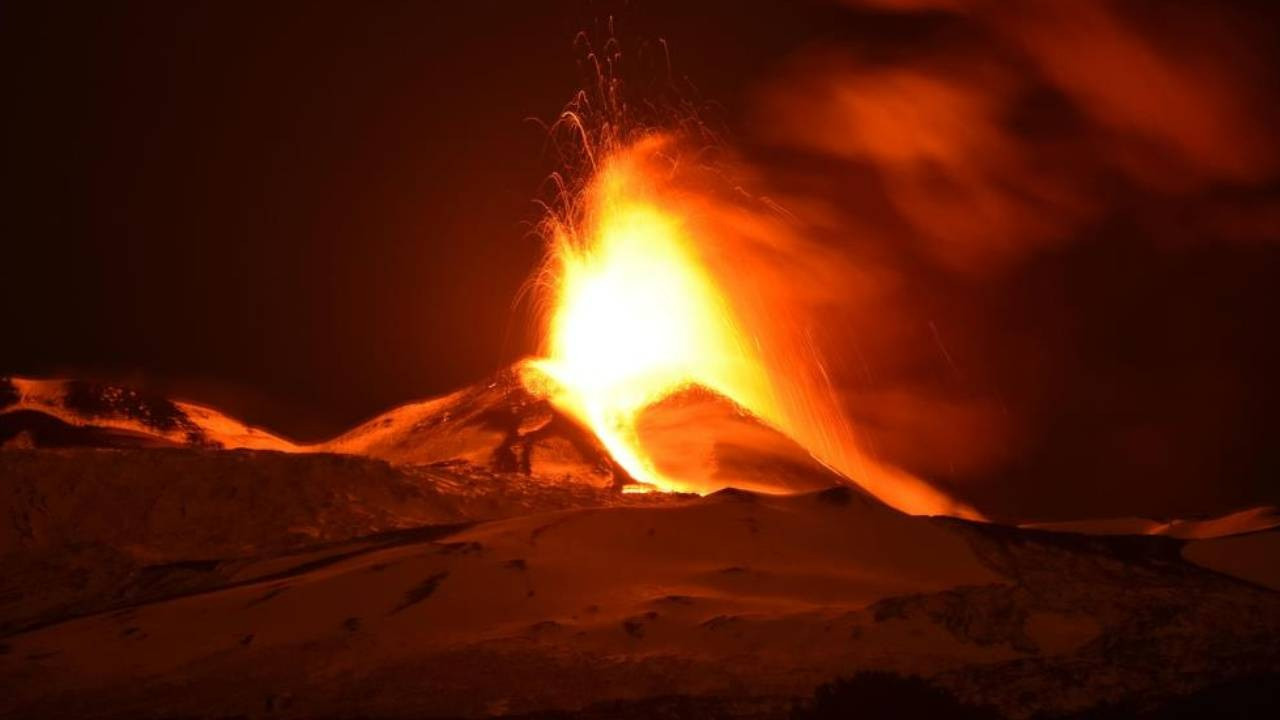 İtalya'daki Etna Yanardağı lav püskürtmeye başladı