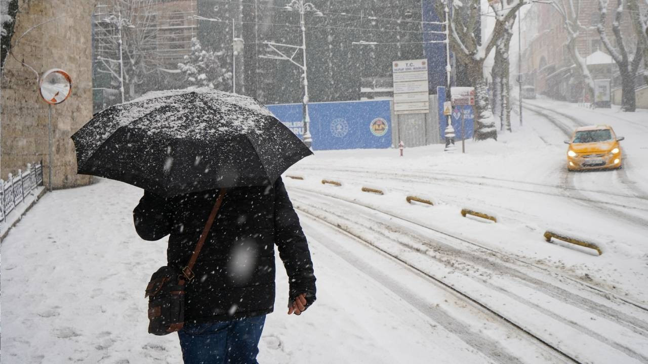 Yağışlar ara veriyor... Meteoroloji İstanbul'a kar yağışı için tarih verdi