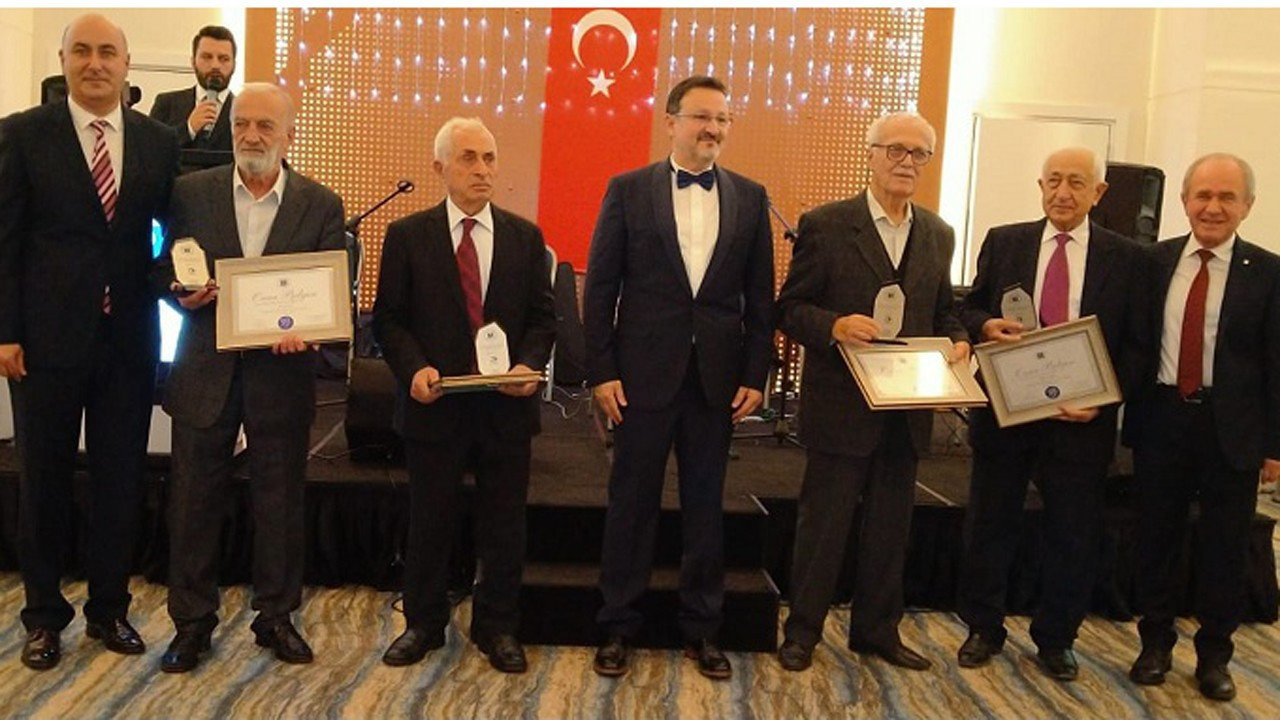Sakarya İnşaat Mühendisleri Odası, kıdemli üyelerini plaketle ödüllendirdi