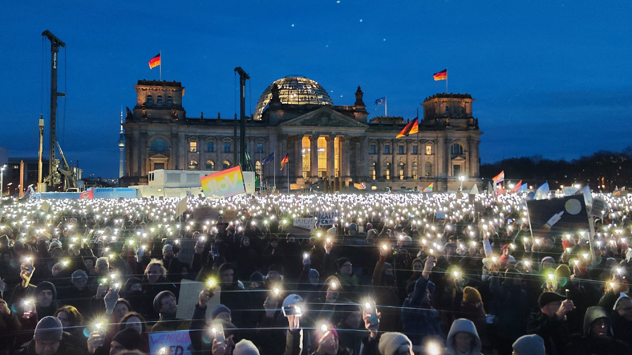 Berlin’de ırkçılık karşıtı gösteriye 100 bin kişi katıldı