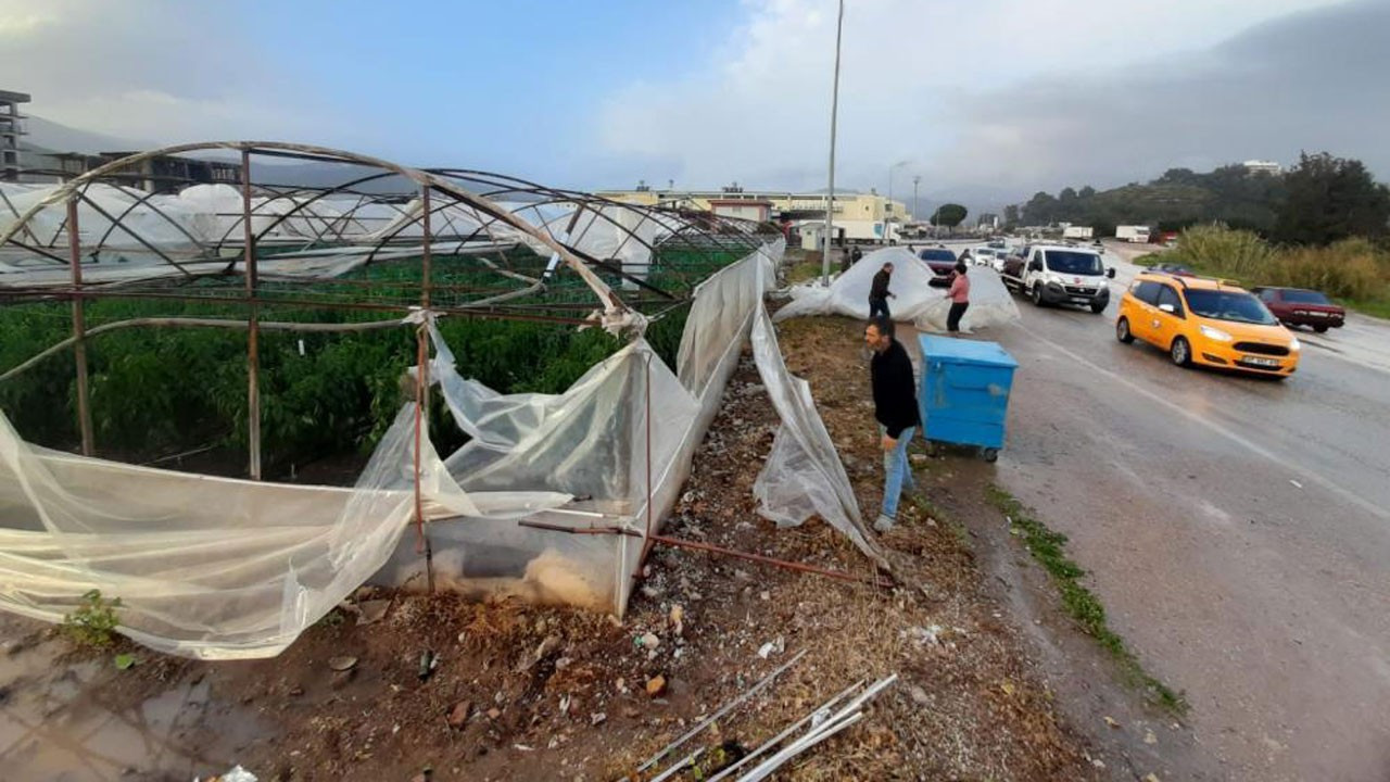 Antalya'da sağanak yağış ve fırtına seralara zarar verdi