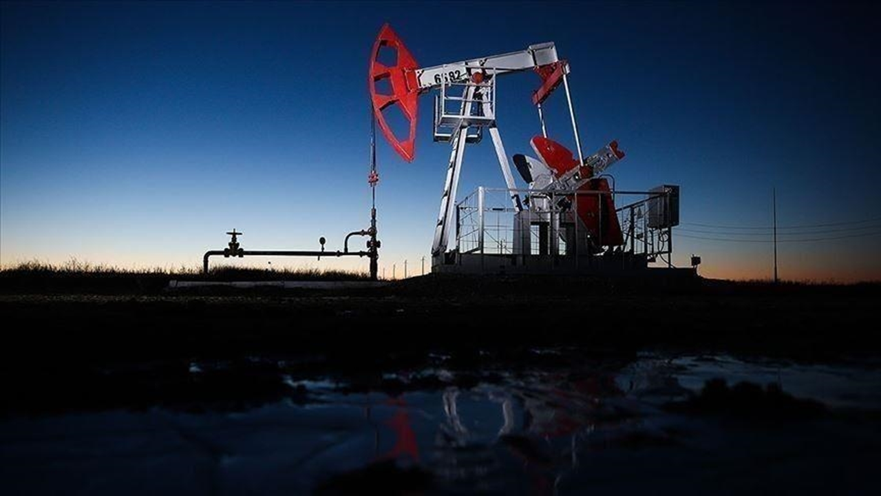 Petrol, 5 ayın zirvesinde kalmayı sürdürüyor