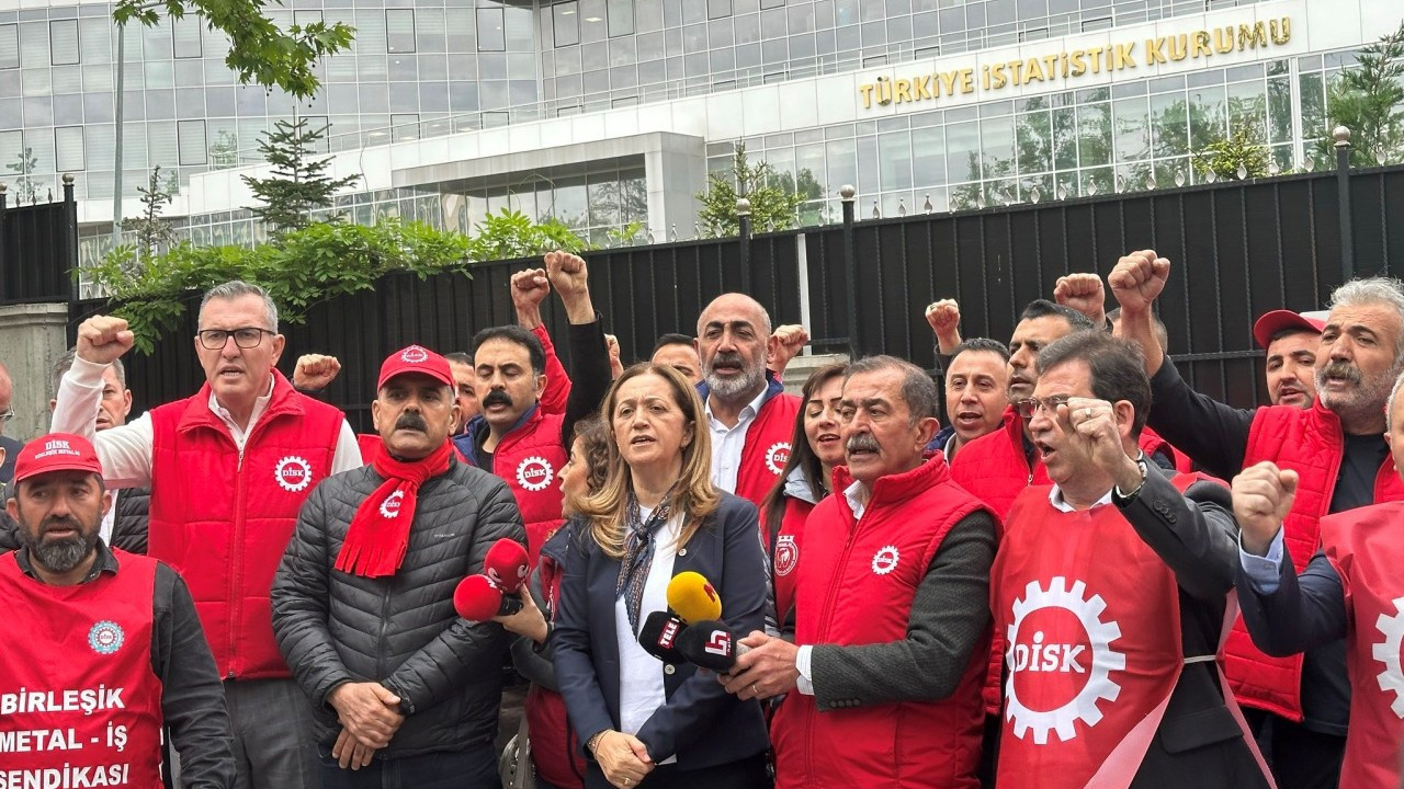 DİSK'ten TÜİK önünde enflasyon tepkisi: Soframızdaki ekmeği daha da küçültüyor