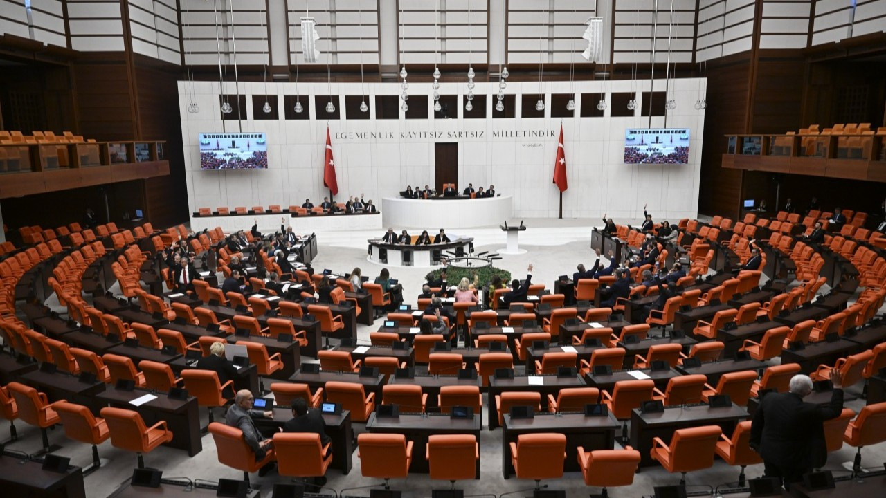 Mecliste AK Parti ve CHP milletvekilleri arasında tansiyon yükseldi