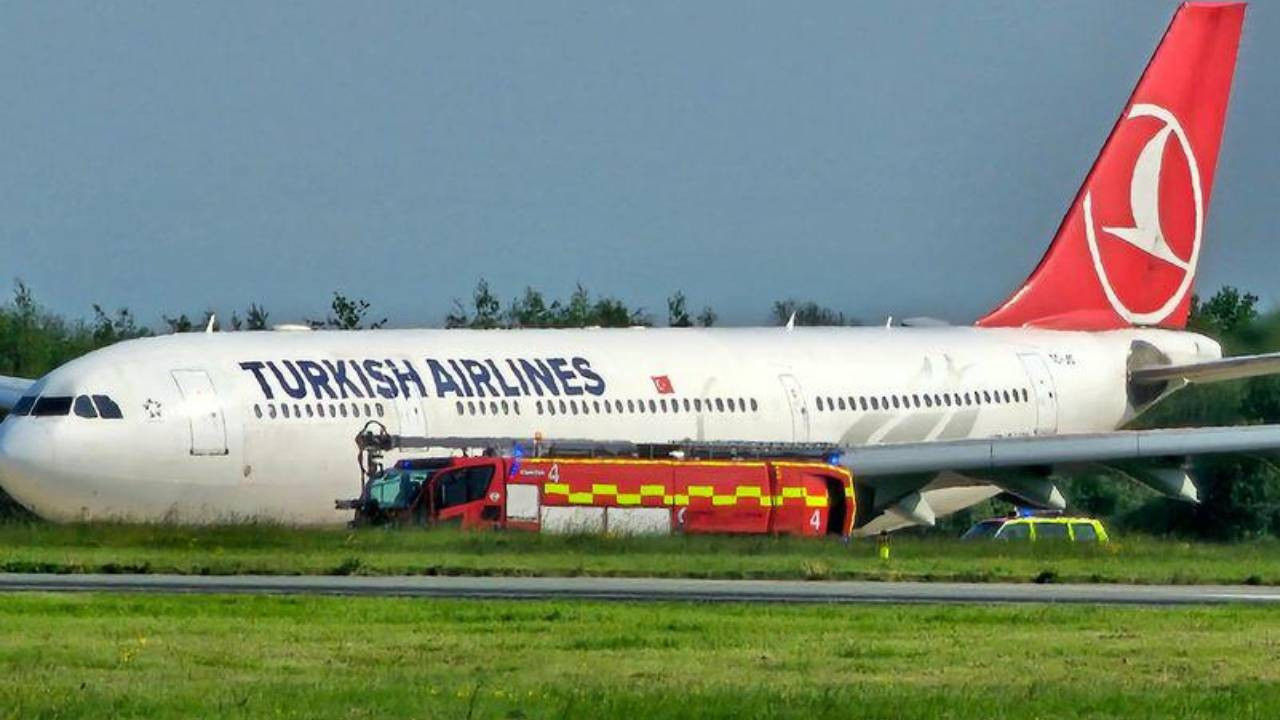 Pilot dumanı fark etti, THY uçağı Manchester’a acil iniş yaptı