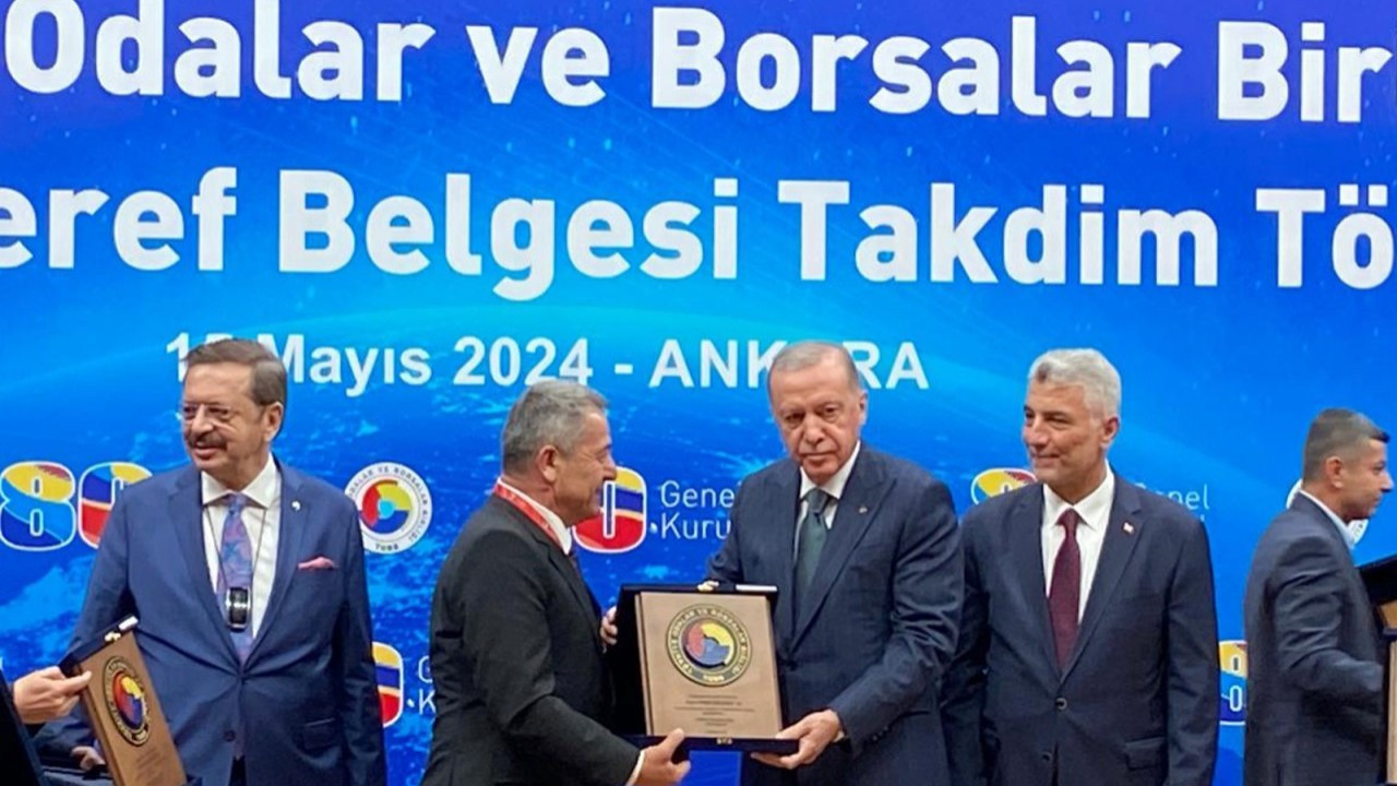 Sinan Özeçoğlu, belgesini Cumhurbaşkanı Erdoğan’dan aldı