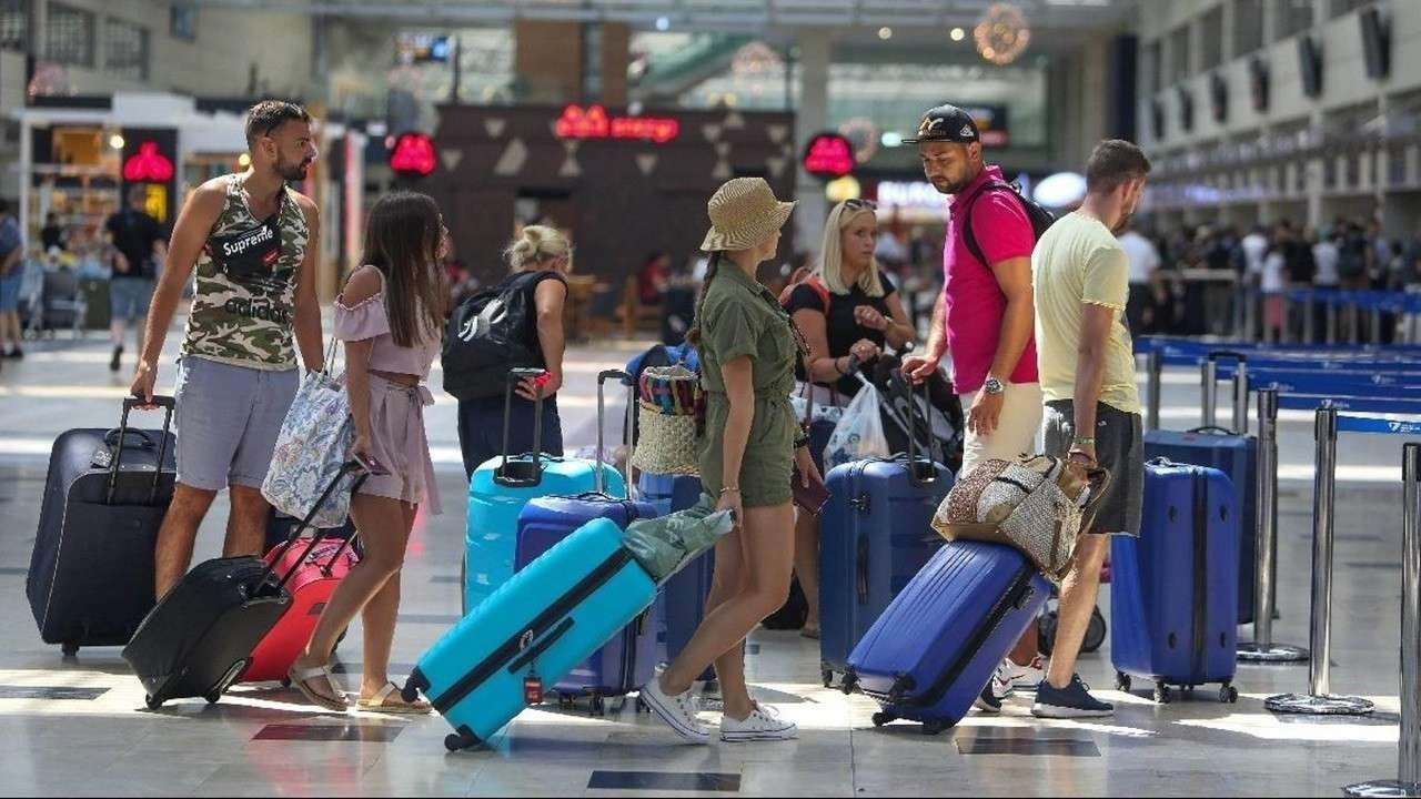 Türkiye'ye akın ettiler: İlk çeyrekte 13 milyona yakın giriş yapıldı