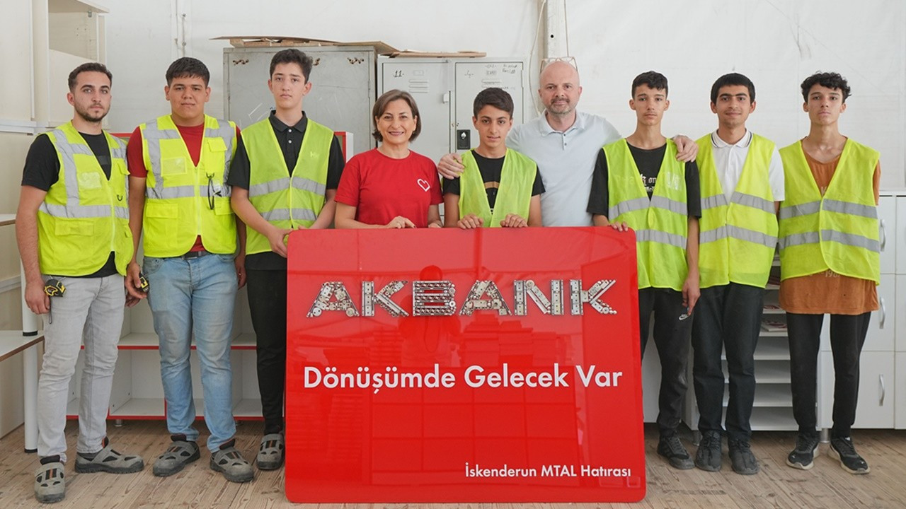Akbank'ın büro mobilyaları ileri dönüşümle 'okullu' oldu