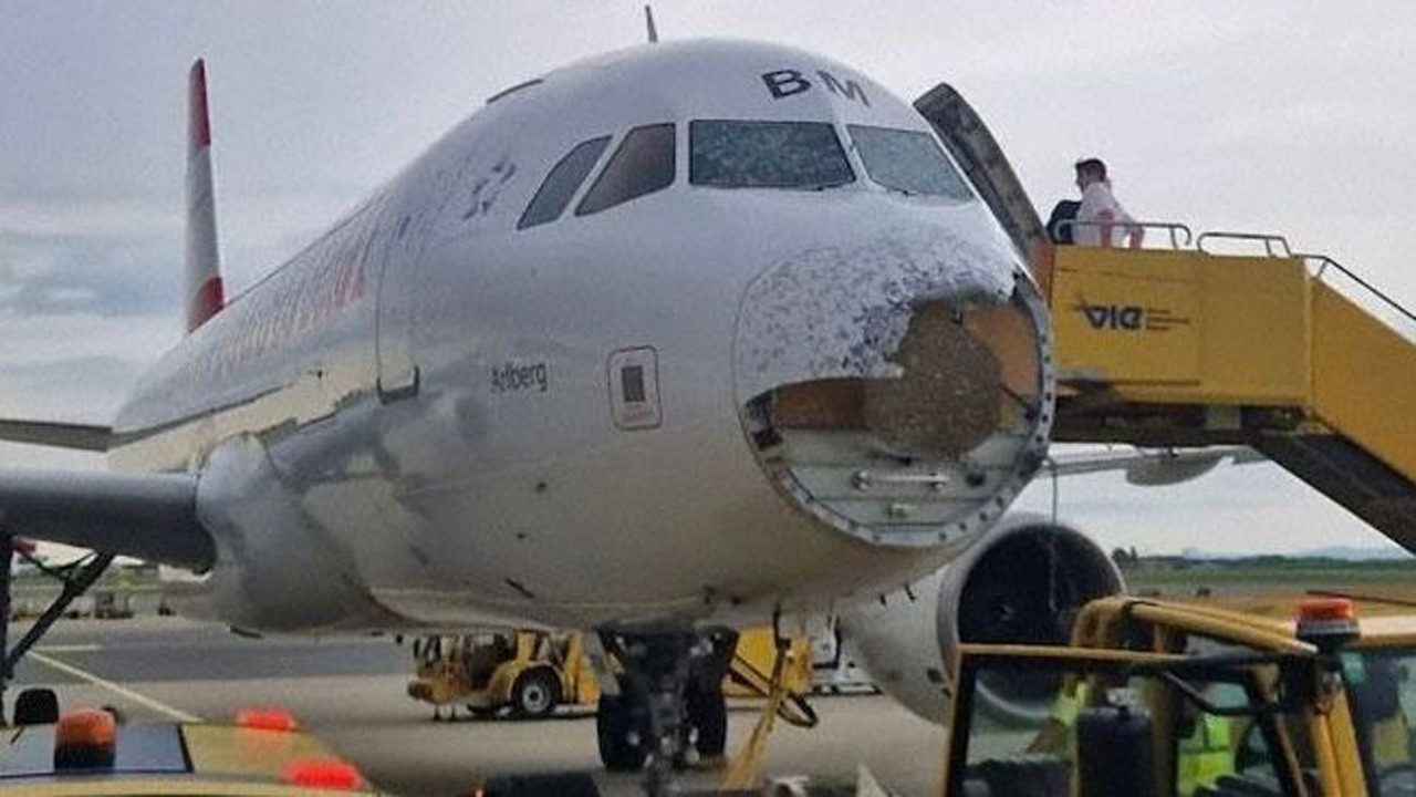 Pilotlar acil durum bildirdi: Şiddetli dolu, uçağı bu hale getirdi