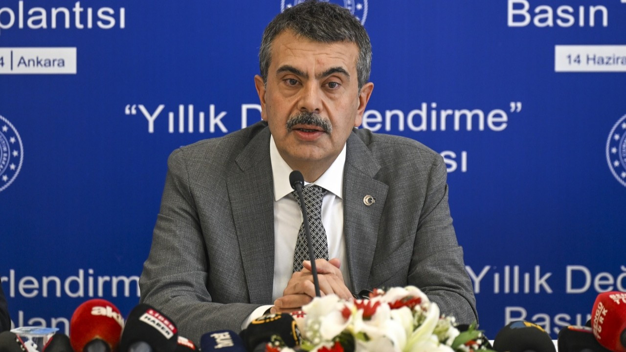 Tekin'den mezuniyet törenindeki kıyafet gerginliği hakkında açıklama: Gerekli işlemleri yapacağız