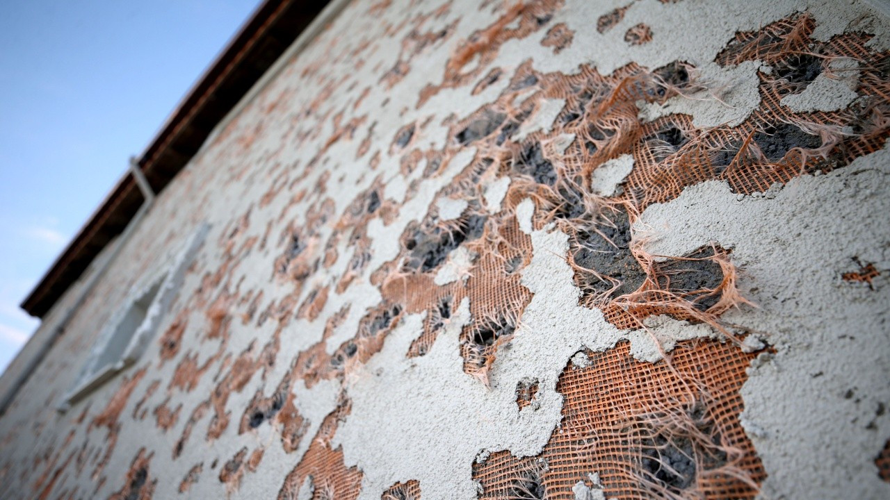 Kırklareli'nde dolu evlerin izolasyonlarını söktü