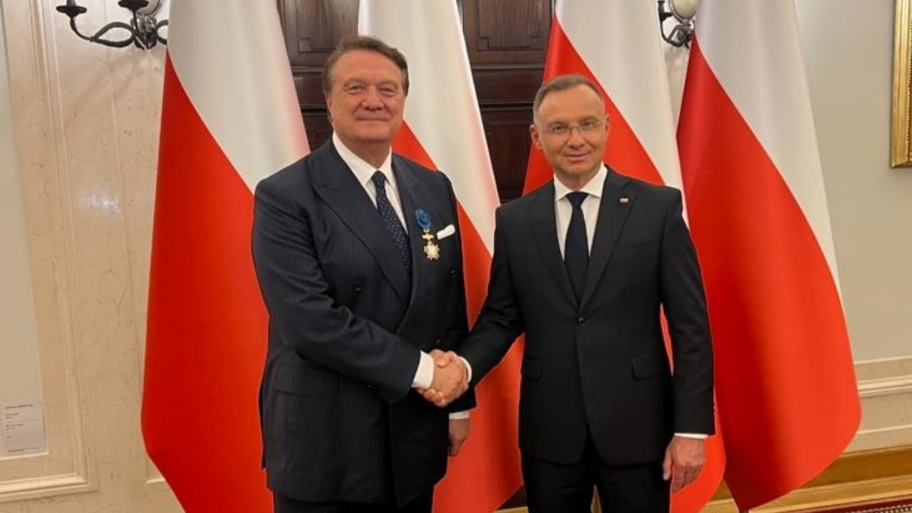 Polonya'dan Beşiktaş Başkanı Hasan Arat'a Üstün Liyakat Madalyası