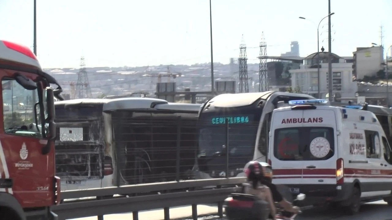 Esenyurt'ta metrobüste yangın çıktı