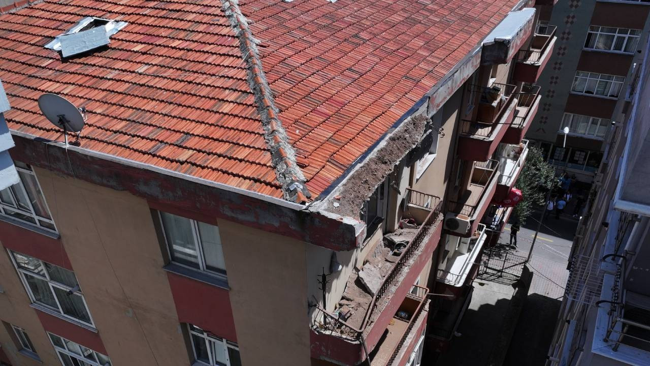 Bahçelievler'de 4 katlı binanın çatısı çöktü