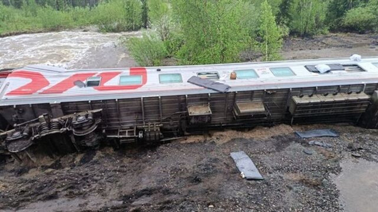 Rusya'da yolcu treni raydan çıktı: 3 kişi yaşamını yitirdi