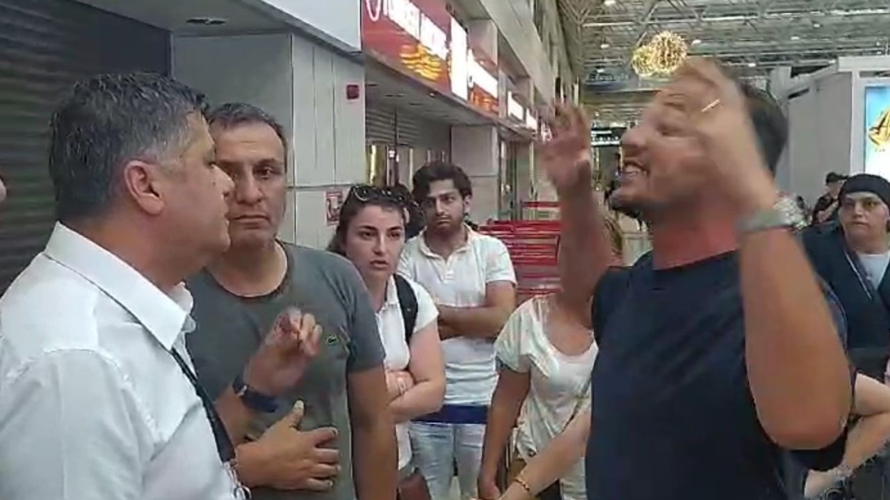 Antalya Havalimanı'nda gerginlik: Uçak seferleri aksayan yolcular, firmanın ofisini bastı