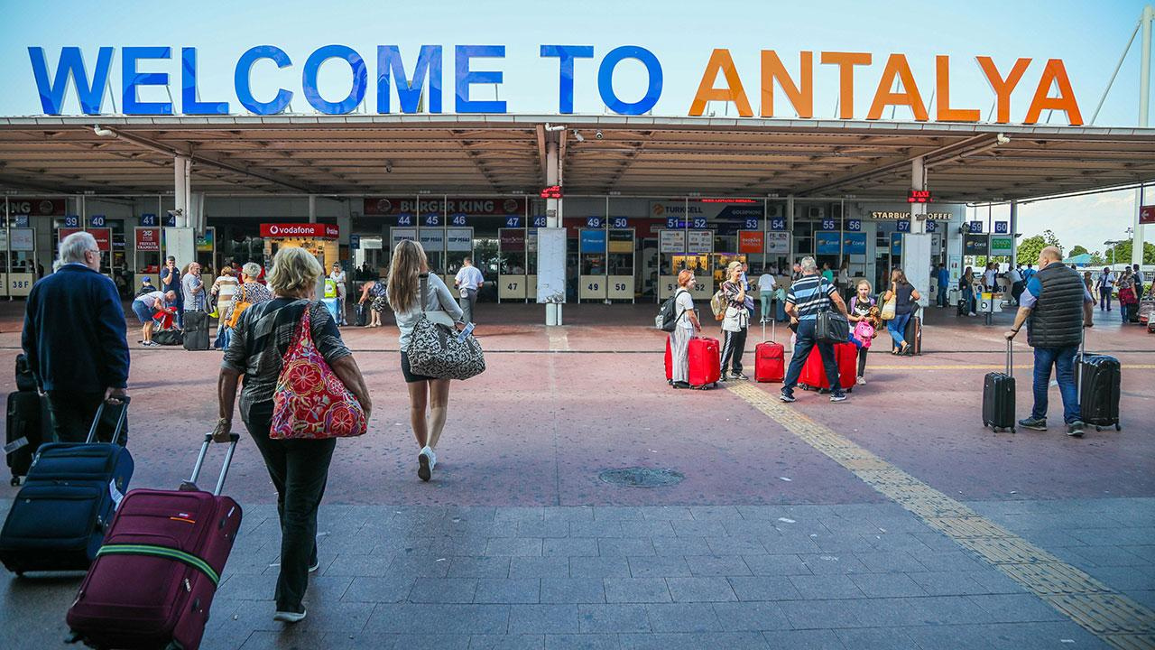 Bakan Uraloğlu açıkladı: Antalya Havalimanı'nda dün uçak trafiği rekoru kırıldı