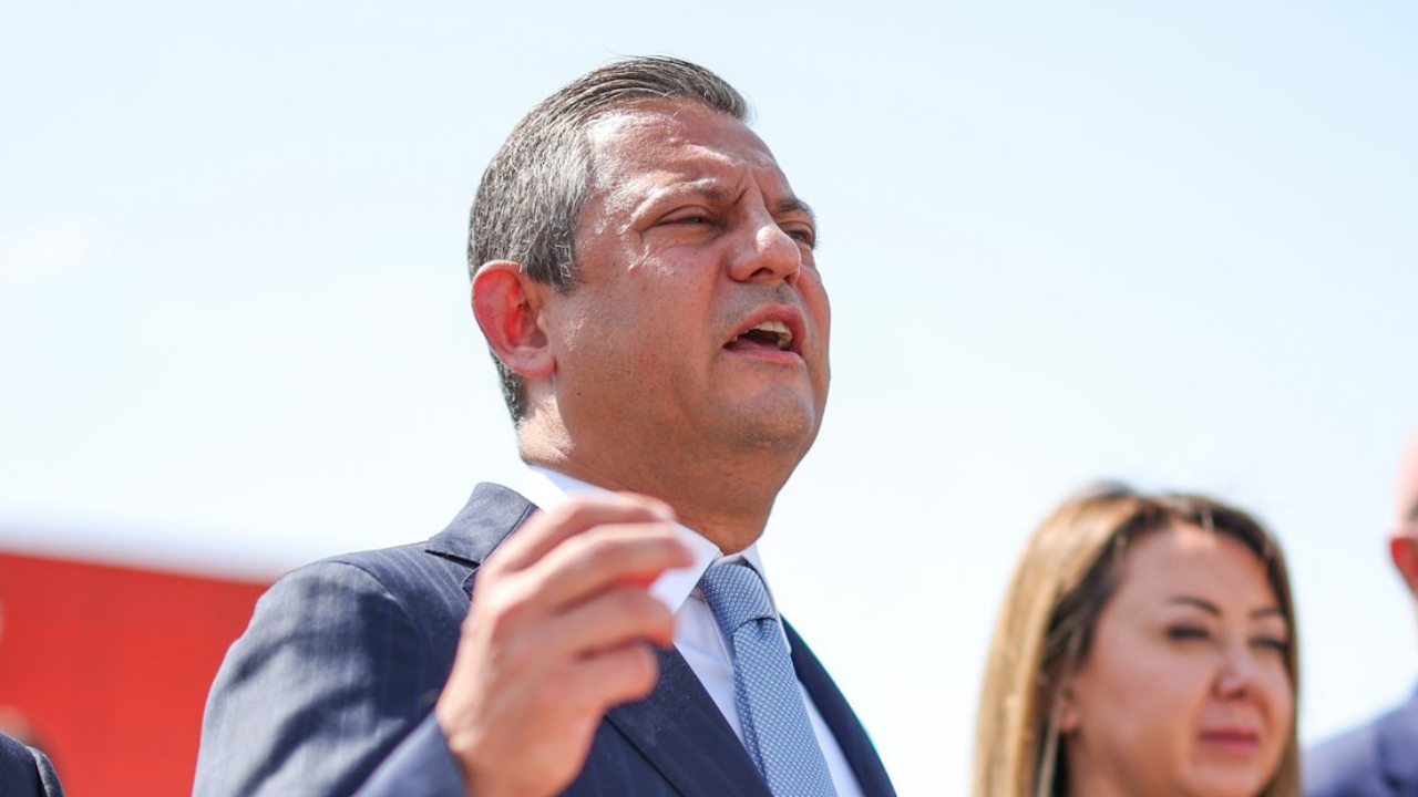 Özgür Özel sandığı gösterdi: Ya asgari ücrete zammı verecekler ya da...