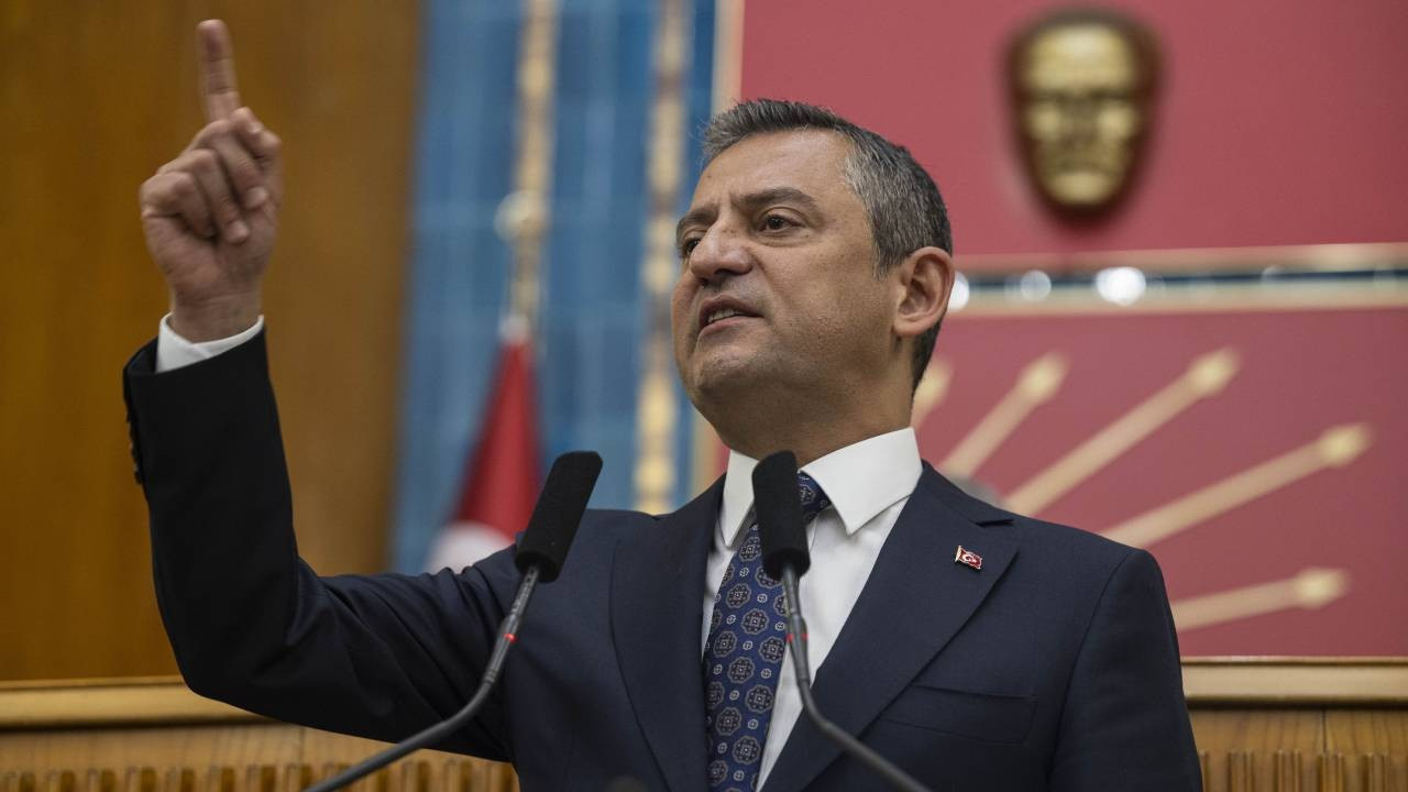 CHP lideri Özel'den çağrı: Asgari ücret artsın istiyorsanız saat 21.00'de ışıkları açın, kapatın