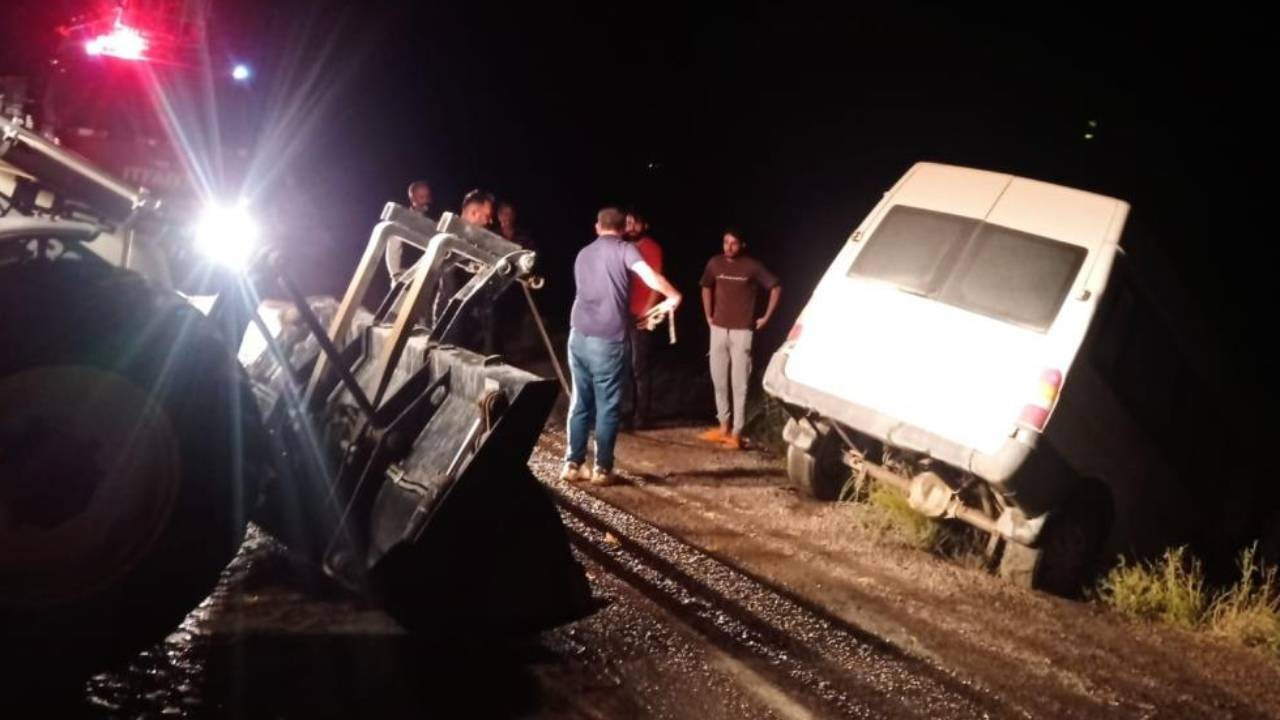 Van'ın Özalp ilçesinde sele kapılan minibüs devrildi: 3 yaralı
