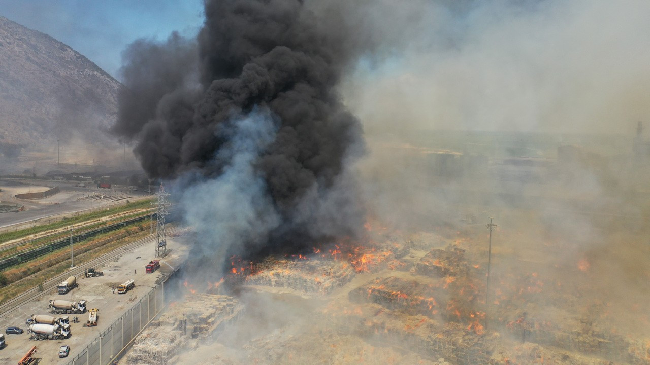 Aydın'da kağıt fabrikasındaki yangın işletmenin ikinci kısmına sıçradı