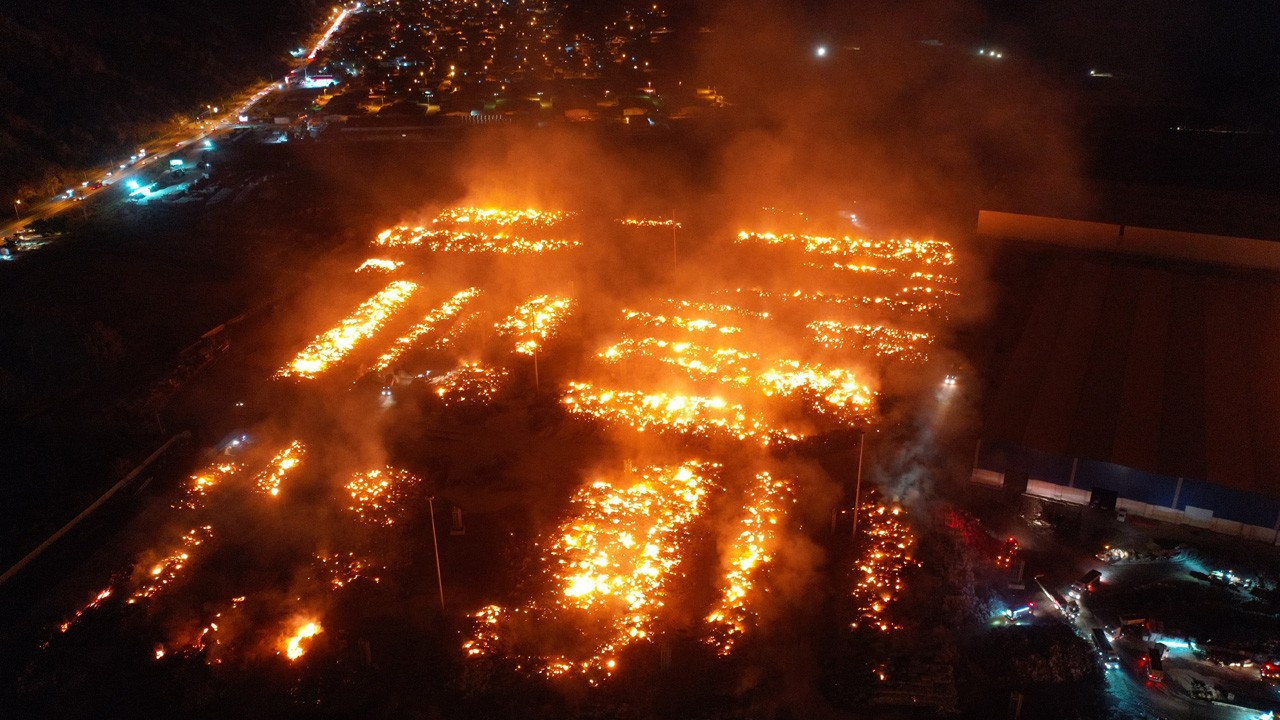 4 gündür alev alev yanıyor: Kağıt fabrikasındaki yangına müdahale sürüyor