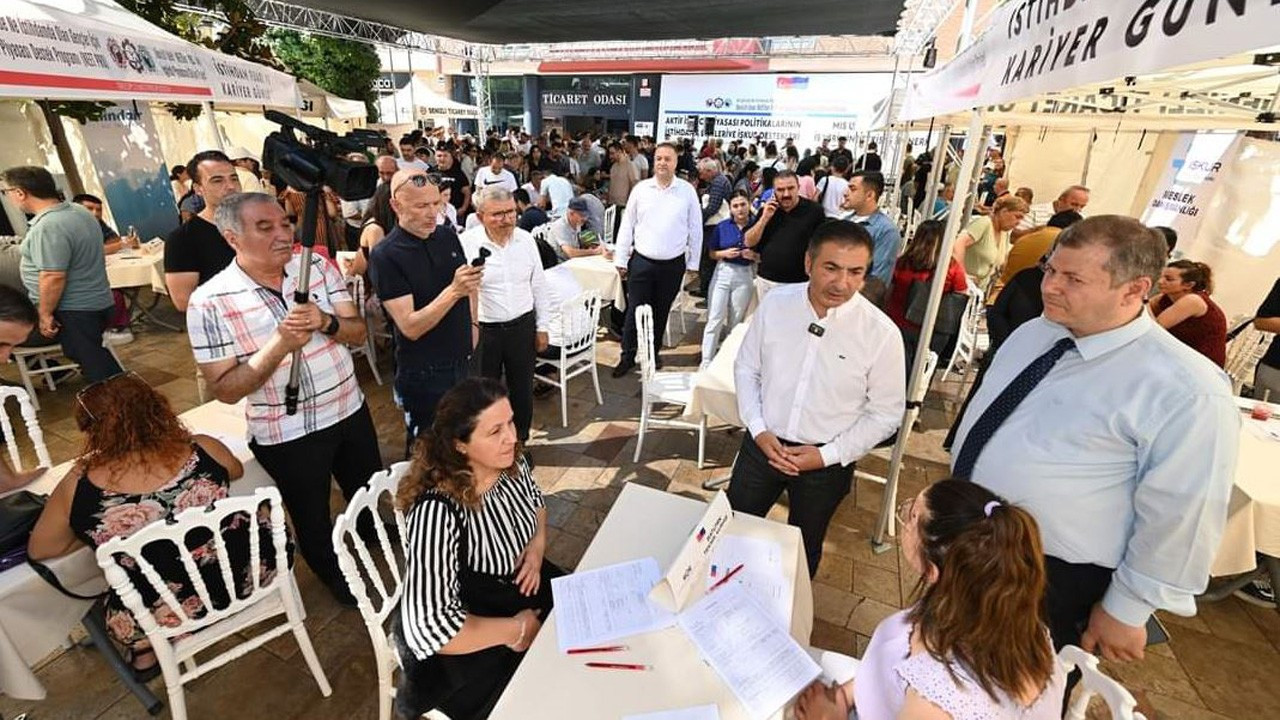 İş arayanlar ve işverenler İstihdam Fuarı ve Kariyer Günleri'nde bir araya geldi