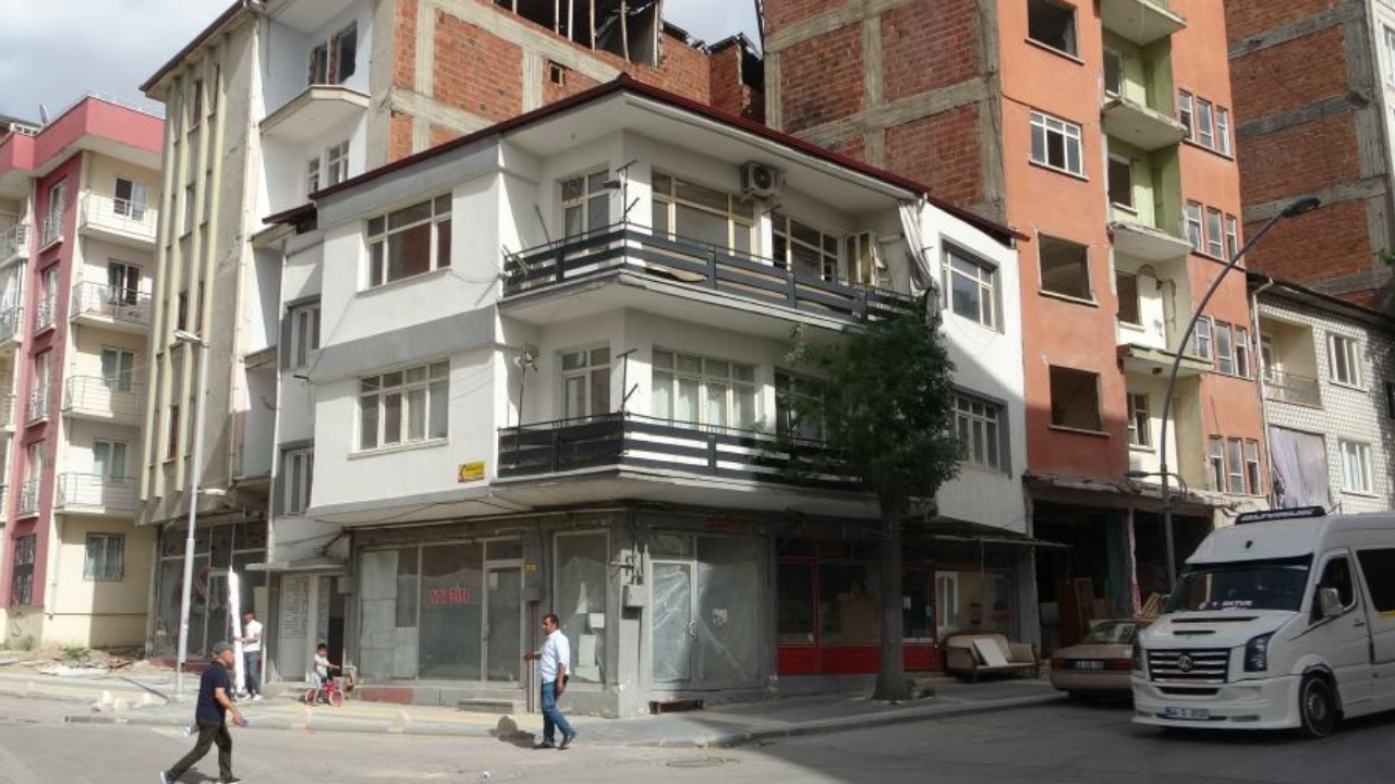 Malatya'da ağır hasarlı bina üzerlerine çökecek korkusuyla aylardır evlerine giremiyorlar
