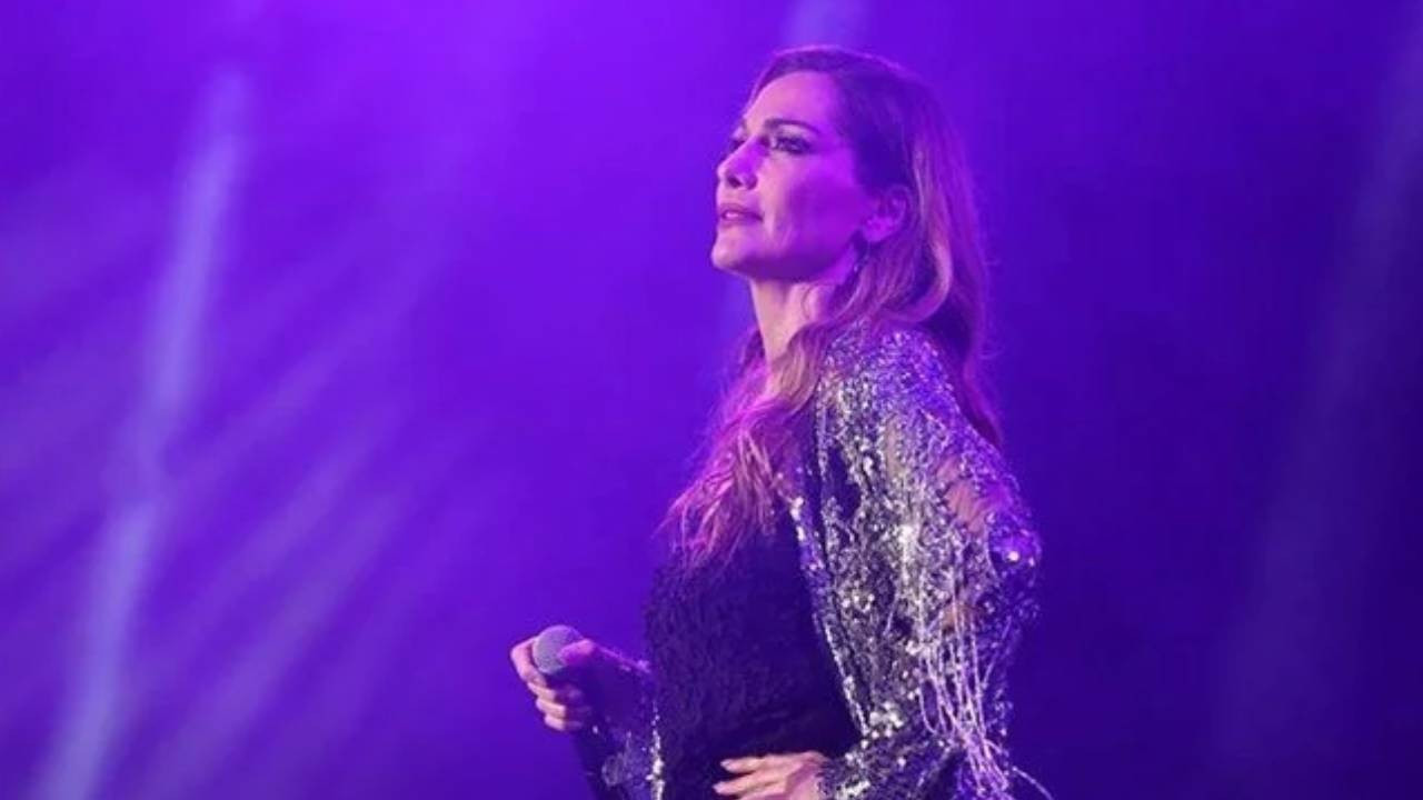 Yunan şarkıcı Türk bayrağı ve Atatürk posteri var diye sahneye çıkmadı: Başkan şehirden kovdu