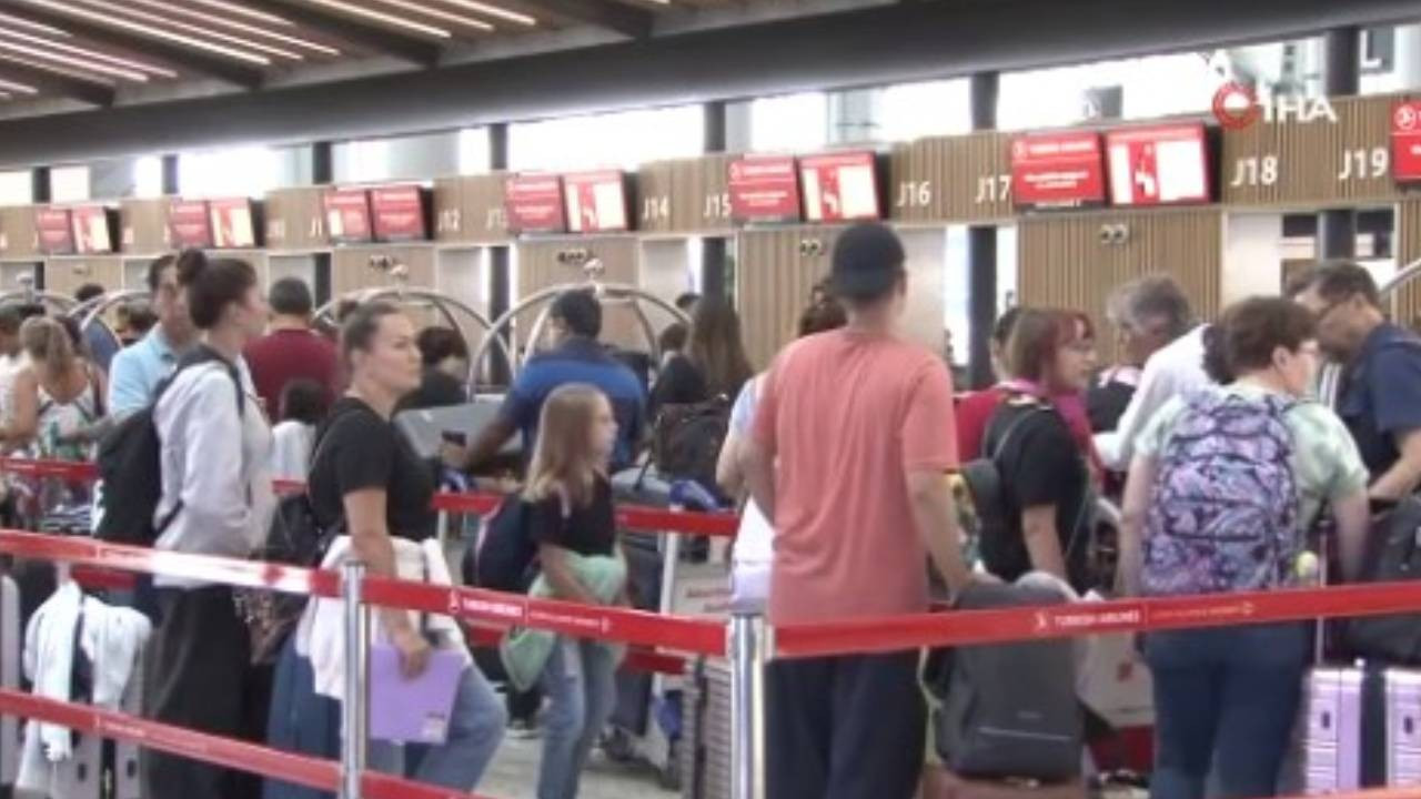 Dünya genelinde uçuşlar durdu: İstanbul Havalimanı'nda yolcular tedirgin