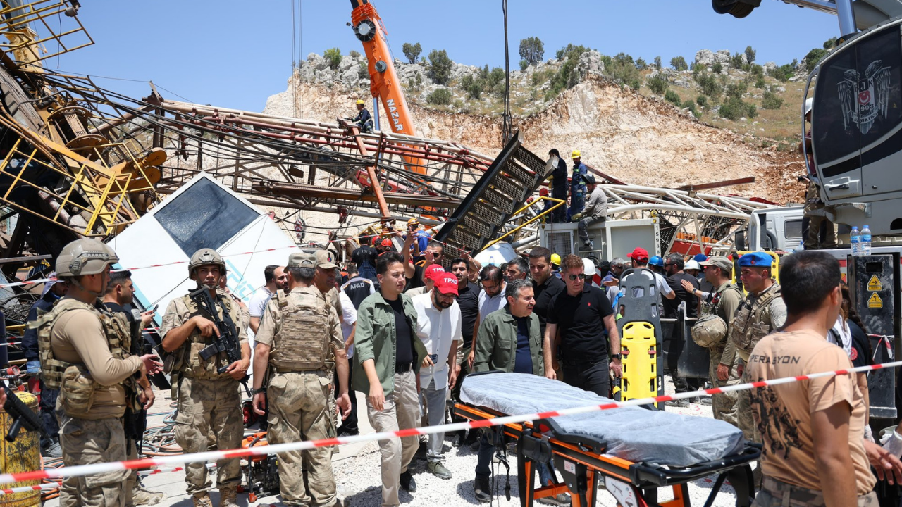 Gabar Dağı'ndaki petrol arama sahasında sondaj kulesi devrildi