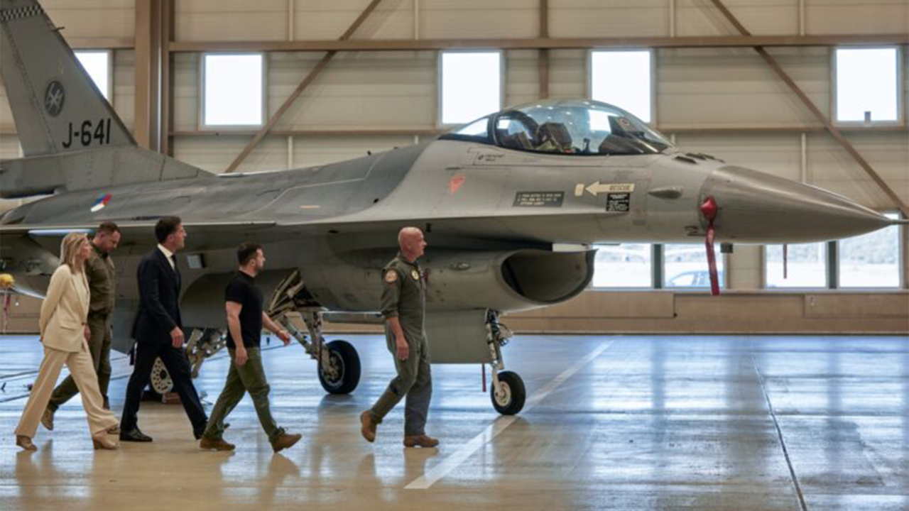 Ukrayna ilk F-16 savaş uçaklarını teslim aldı
