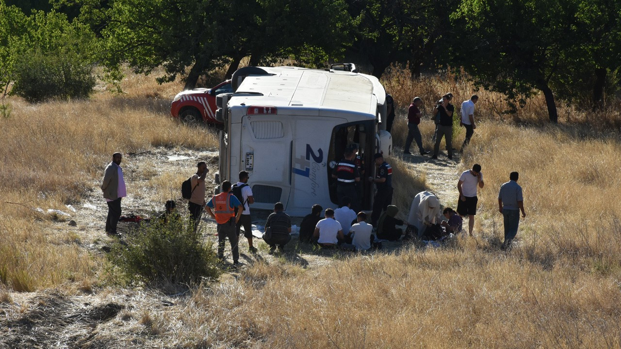 Malatya'da yolcu otobüsü devrildi: 22 kişi yaralandı