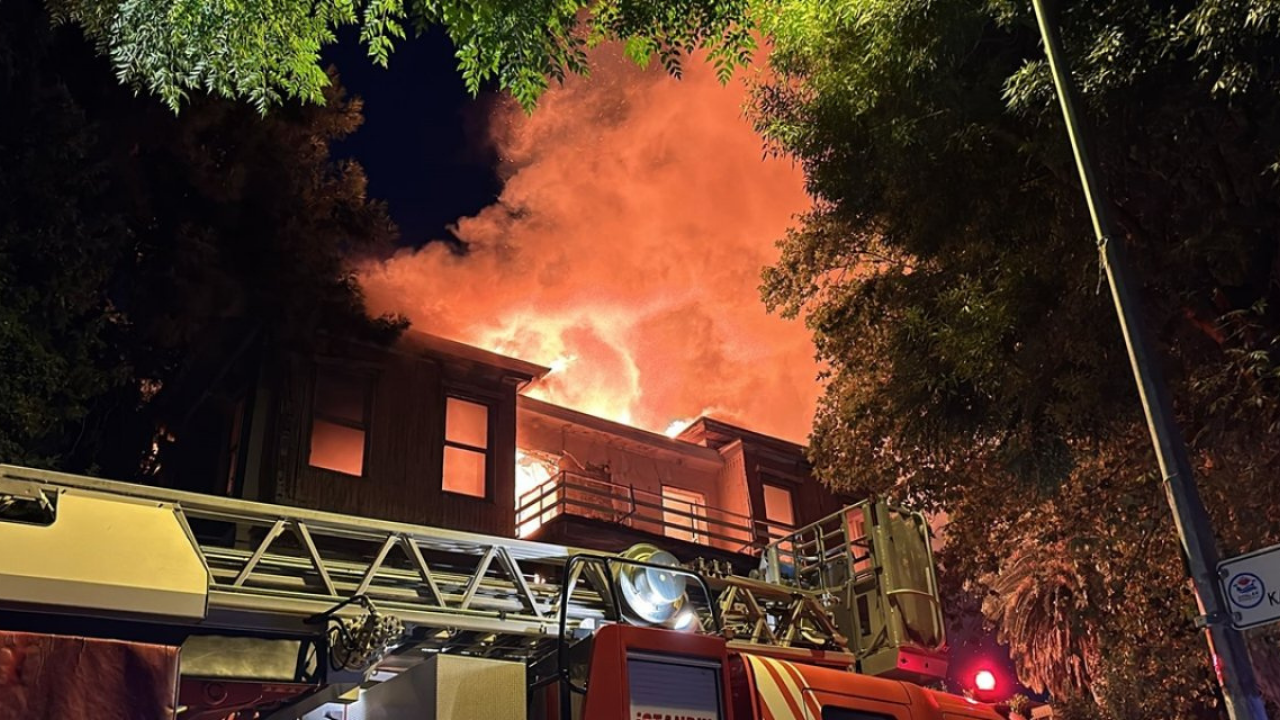 Büyükada'da iki katlı binada yangın!