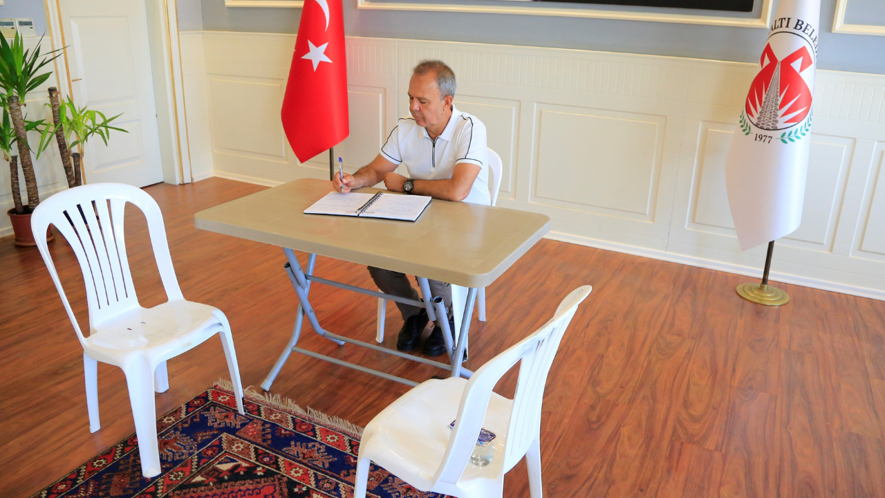 Makam odasına haciz gelen belediye başkanı plastik sandalye ve masada görevini sürdürüyor