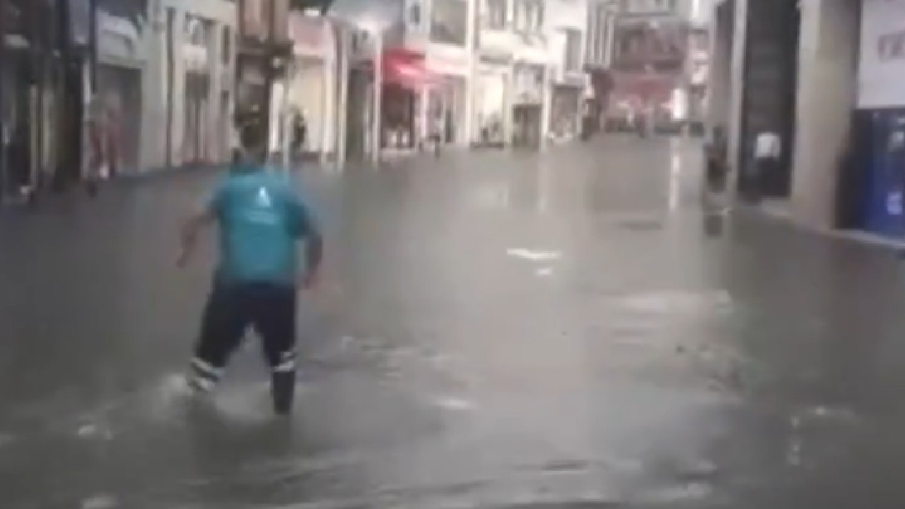 İSTİKLAL CADDESİ SEL GÖRÜNTÜLERİ (2024)! İstiklal adeta Venedik’e döndü…