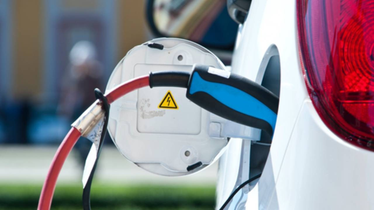 Otomotiv pazarını elektrikli araçlar sırtladı