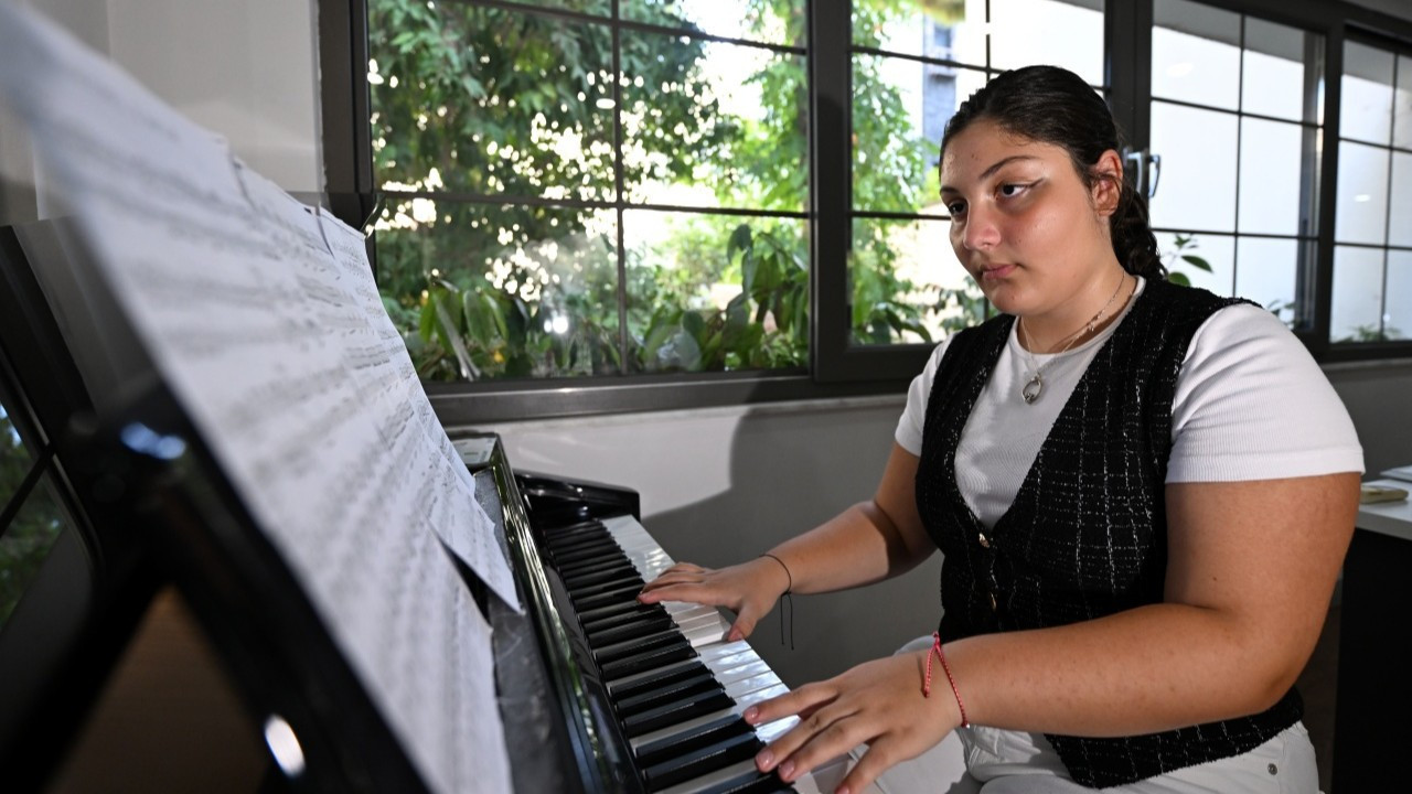 12 yaşındaki piyanist Bade Uygun bir yılda iki dünya birinciliği kazandı