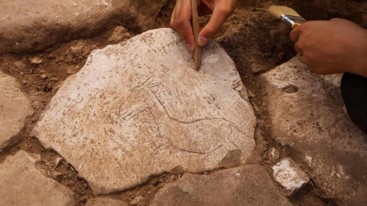 Bakan Ersoy, Karahantepe'deki yeni keşfi 'eşsiz eser' diyerek duyurdu: Kulübenin tabanında bulundu