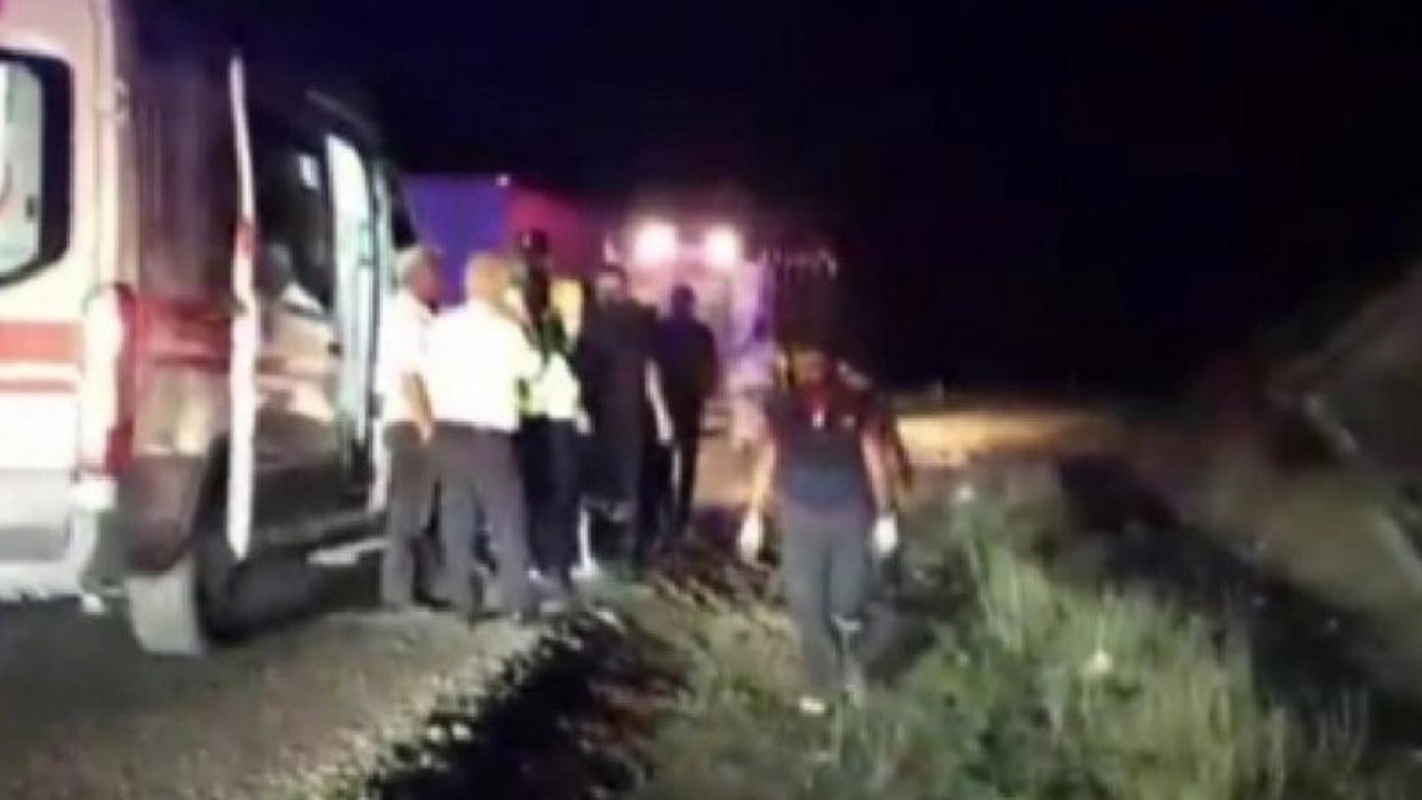 Sivas-Erzincan sınırında otobüs devrildi: Çok sayıda yaralı var