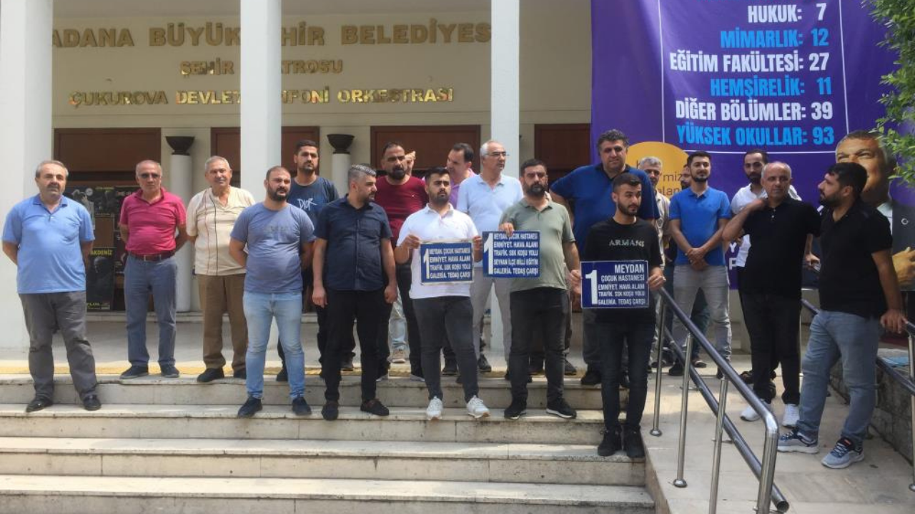 Adana'da dolmuş şoförleri belediye önünde eylem yaptı