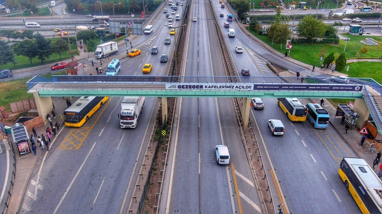 Kartal’da yaya üst geçidinde yenileme çalışması: D-100 kademeli olarak trafiğe kapatılacak