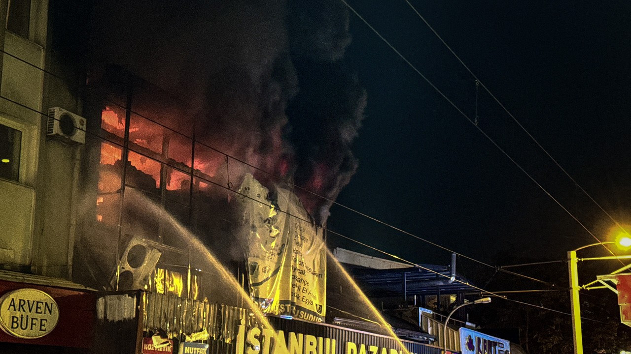 Alışveriş merkezinde yangın paniği: 2 otel boşaltıldı