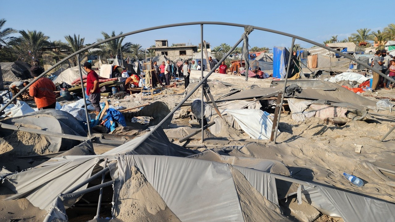 İsrail, Gazze'de yerinden edilenlerin çadırlarına saldırdı: En az 40 ölü