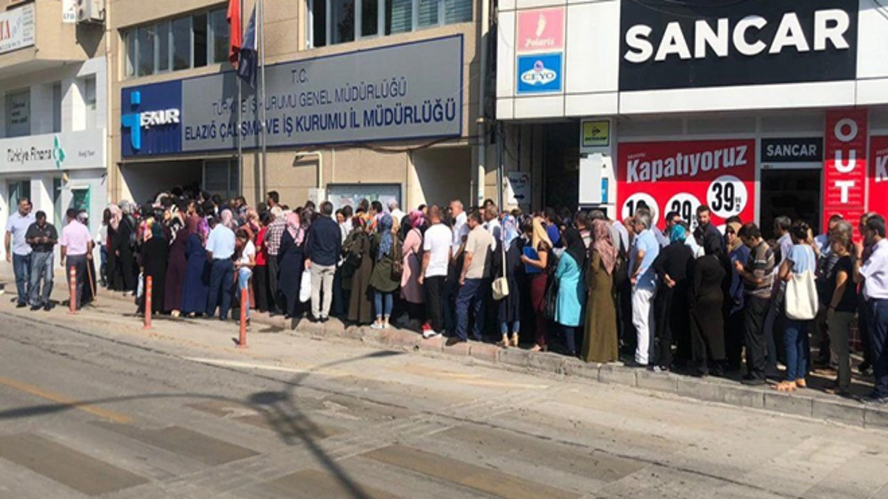 İŞKUR önünde uzun kuyruklar oluştu: Doktora mezunları da başvuranlar arasında